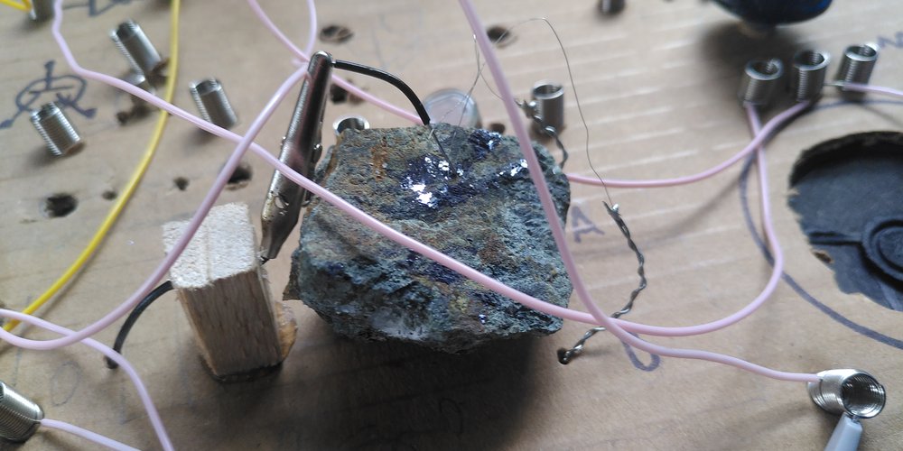 Galena crystal being used as a transistor